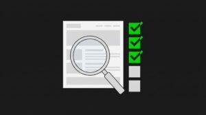 Lupa que revisa el esquema de un sitio web junto a una lista de cinco bloques, tres marcados en verde, sobre fondo oscuro