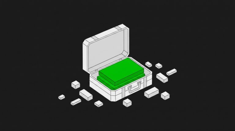 Maleta de mano abierta con tres bloques verdes dentro y muchos bloques grises por fuera, sobre fondo oscuro
